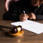 Juge appliquant son verdict